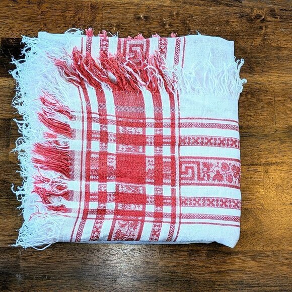 White & Red Linen Fringe Vintage Tablecloth - Picture 13 of 13